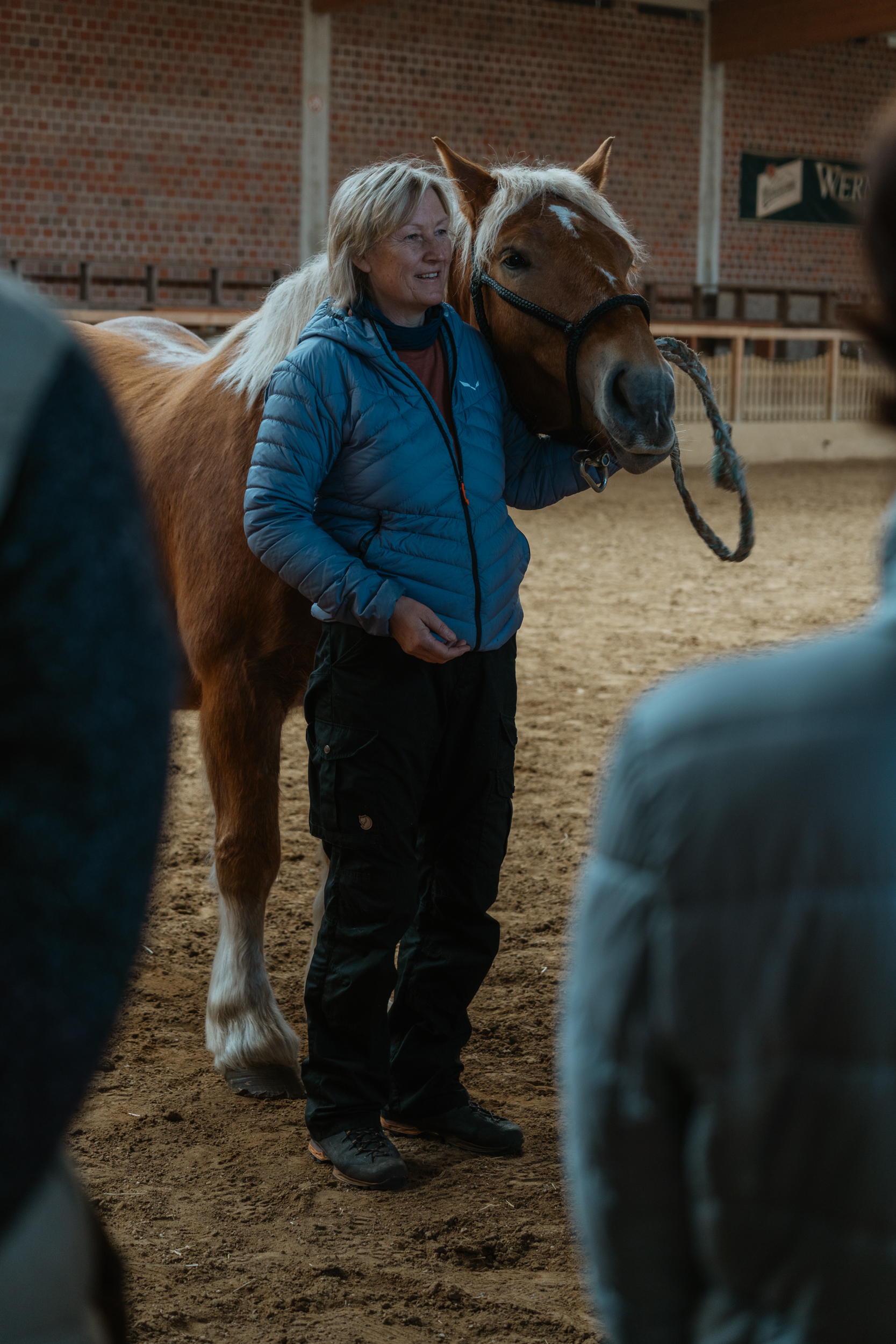 Ulrike Haase mit Ihrem Pferd erklärt etwas den Teilnehmern